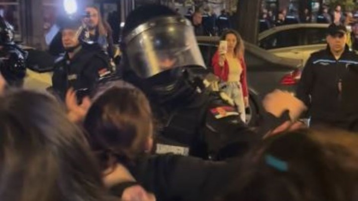 Predsednik Advokatske komore Beograd o policajcu koji udara ženu u NS: Ako ne bude suspendovan - poruka države da je policijsko nasilje dozvoljeno