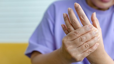 Trnu vam ruke ili prsti? Obratite pažnju - evo na šta vas upozorava ovaj simptom