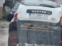 NESTVARNO Vozilo Gradske uprave prevozi slavske stolove i klupe