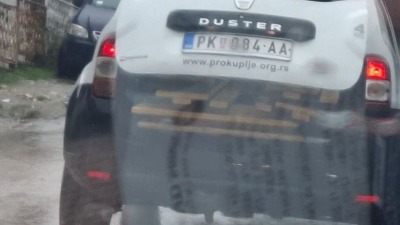 NESTVARNO Vozilo Gradske uprave prevozi slavske stolove i klupe