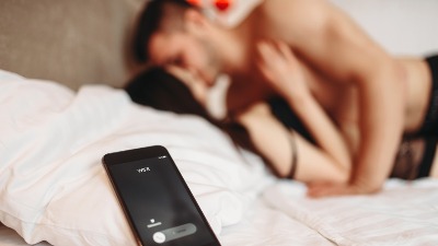 Bila kod LJUBAVNIKA, a onda je došla supruga: Visila sa 10. SPRATA - snimak obišao PLANETU (VIDEO) 