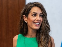 Nova frizura Amal Kluni briše godine s lica (FOTO)