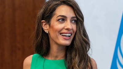 Nova frizura Amal Kluni briše godine s lica (FOTO)