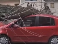 Drama na Paliluli: Drvo uništilo automobil (VIDEO)