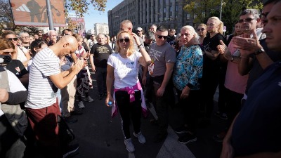 Ćacilend OGRAĐEN: Policija nije dozvolila Dijani Hrki da prođe do Skupštine (VIDEO)