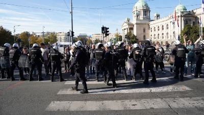 Baka OČITALA lekciju policiji ispred Ćacilenda (VIDEO)