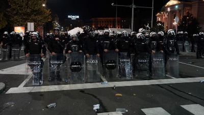 MUP o incidentu ispred Skupštine: Zapaljen šator sa ljudima unutra, ima povređenih policajaca