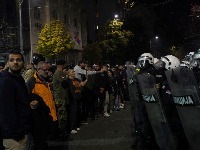 "Dijana Hrka ne želi ovo što se dešava večeras": Provokacije sa obe strane ispred Skupštine (FOTO, VIDEO)