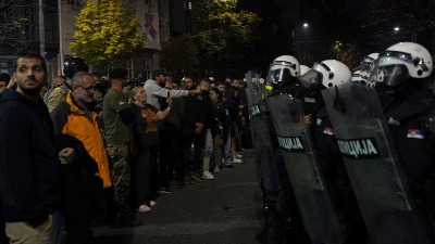 "Dijana Hrka ne želi ovo što se dešava večeras": Provokacije sa obe strane ispred Skupštine (FOTO, VIDEO)