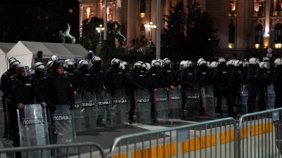 FoNet: Maskirane osobe iz Ćacilenda oborile na zemlju i šutirale novinara, policajac mu rekao da PROĐE DALJE