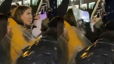 Isplivao snimak kako policajac štitom udara studenta (VIDEO)