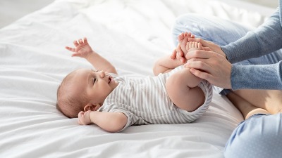 "Majke koje ostaju kod kuće sa decom lažu da je to teško": Zbog objave muškarca nastao HAOS na mrežama (VIDEO)