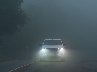 Većina vozača pogrešno vozi kroz maglu: Evo kada treba uključiti svetla za maglu