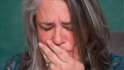 Uhvatila sam muža u krevetu sa mojom majkom i ceo svet mi se srušio: 22 godine su krili aferu, ali to nije NAJGORI DEO...