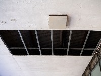 U osnovnoj školi na Voždovcu pao veći deo plafona (FOTO)