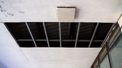 U osnovnoj školi na Voždovcu pao veći deo plafona (FOTO)