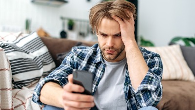 Zatražio sam razvod posle samo 18 dana braka: ŠOKIRAN sam šta pronašao u ženinom mobilnom telefonu 