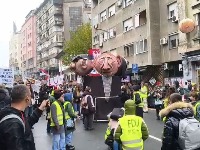 "Batinaši" u šetnji sa studentima: Koga predstavljaju maskote koje su izazvale veliku pažnju na protestu (VIDEO)