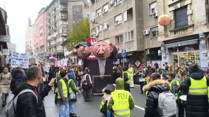 "Batinaši" u šetnji sa studentima: Koga predstavljaju maskote koje su izazvale veliku pažnju na protestu (VIDEO)