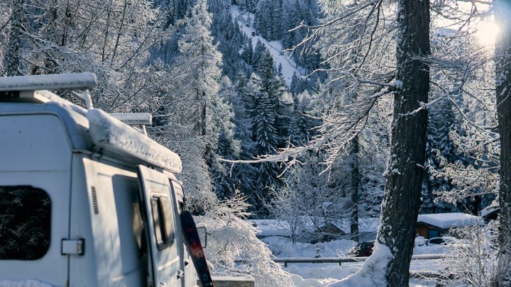 Živim u malom kombiju bez grejanja, a uz pomoć OVA 3 trika uspevam da se ugrejem i na debelom minusu (VIDEO) 