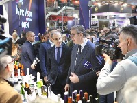 "Ajde, Đuro, na eks": Vučić naređuje, Macut pije - scena kao iz "Srećnih ljudi" (VIDEO)