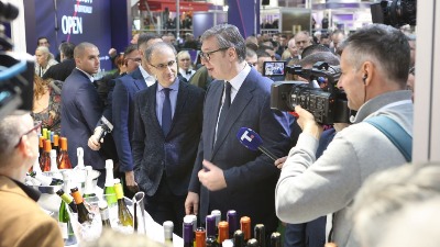 "Ajde, Đuro, na eks": Vučić naređuje, Macut pije - scena kao iz "Srećnih ljudi" (VIDEO)