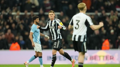 Njukasl srušio Siti: Arsenal trlja ruke