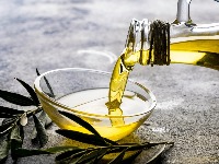 Nutricionistkinja odlučila da pije maslinovo ulje svaki dan nedelju dana: Evo šta joj se dogodilo sa telom 