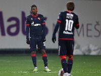 Delije postrojile fudbalere: Igrači pognuli glave (FOTO)