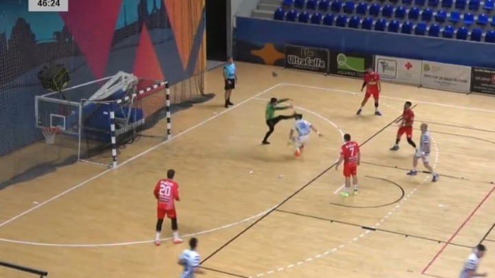 Start golmana ZA ZATVOR: Uznemirujuća scena na rukometnom meču (VIDEO)