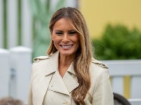 Melanija Tramp dočekala božićnu jelku, a svi gledaju u njene KARIRANE CIPELE (FOTO, VIDEO) 