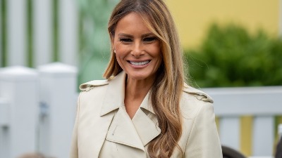 Melanija Tramp dočekala božićnu jelku, a svi gledaju u njene KARIRANE CIPELE (FOTO, VIDEO) 