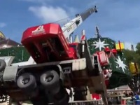 Tragedija u Brazilu: Dizalica zgnječila radnika tokom postavljanja novogodišnje jelke (VIDEO)