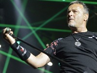 NOVI PIR U HRVATSKOJ Tompson pevao uz "Za dom spremni", publika dizala desnice - policija privodila!