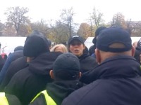 "Čekaću te ja, čuva te policija": Žena iz Ćacilenda pretila opoziciji na ulazu u Skupštinu (VIDEO)