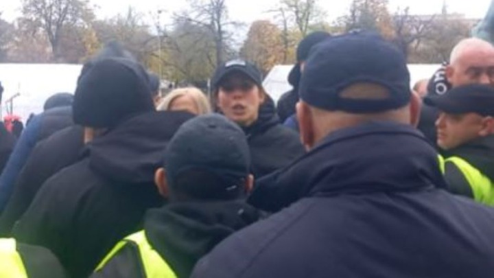 "Čekaću te ja, čuva te policija": Žena iz Ćacilenda pretila opoziciji na ulazu u Skupštinu (VIDEO)