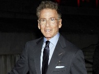 "Ode MALI, ostavio DEDU": Kelvin Klajn umalo nije pao sa stepenica, a MLAĐANI DEČKO odmah pobegao (VIDEO) 