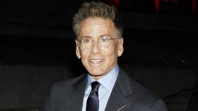 "Ode MALI, ostavio DEDU": Kelvin Klajn umalo nije pao sa stepenica, a MLAĐANI DEČKO odmah pobegao (VIDEO) 