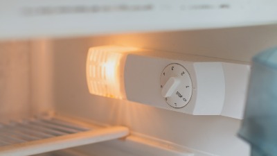 Brojevi u frižideru ne prikazuju temperaturu: Evo kako se pravilno podešavaju i šta znače 