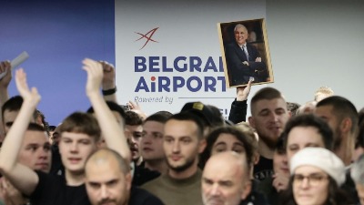 Grobari na aerodromu: Ko ne skače, taj je ćaci (VIDEO)