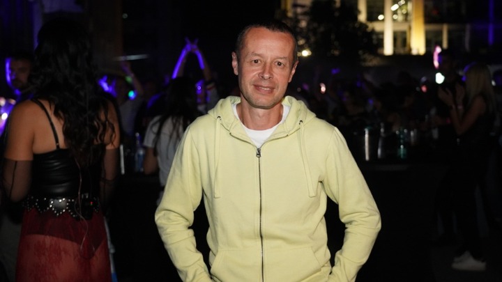 Najveći hit 90-ih posvećen je DEVOJCI IZ TROLE: Dr Iggy otkrio tajnu legendarne pesme "Oči boje duge" 