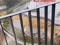 POGLEDAJTE trenutak kad se urušio potporni zid i deo puta u Kragujevcu (VIDEO)