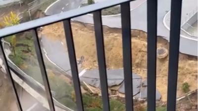 POGLEDAJTE trenutak kad se urušio potporni zid i deo puta u Kragujevcu (VIDEO)