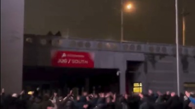 "Obradović Željko!": Grobari se okupili ispred Arene (VIDEO)