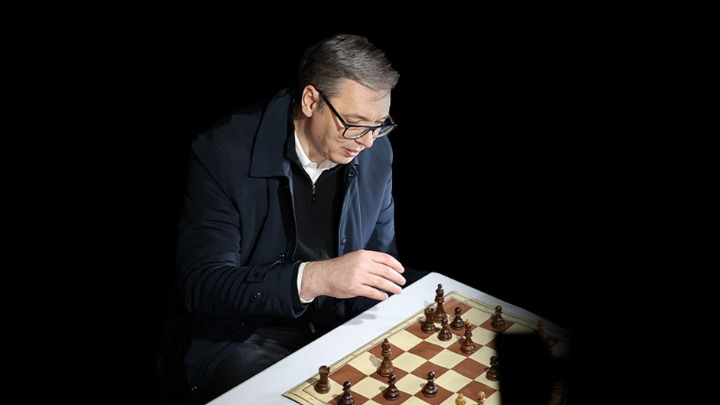 ŠAHISTI IZMIČU FIGURE IZ RUKU Vučićev(i) izbor(i)