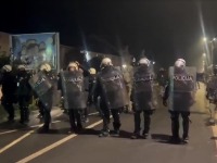 Policija potiskuje mirne građane u Sečnju (VIDEO)