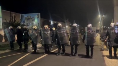 Policija potiskuje mirne građane u Sečnju (VIDEO)