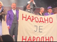 Glumci nakon predstave razvili transparent "Narodno je narodno“, pa zapevali sa publikom (VIDEO)