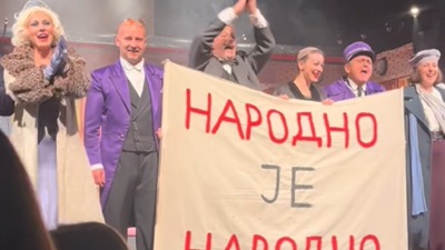 Glumci nakon predstave razvili transparent "Narodno je narodno“, pa zapevali sa publikom (VIDEO)