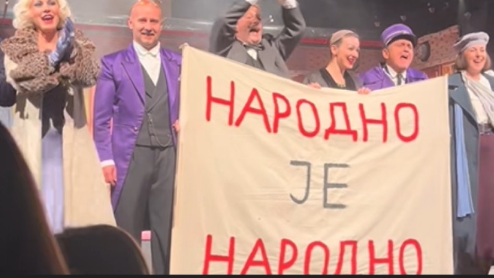 Glumci nakon predstave razvili transparent "Narodno je narodno“, pa zapevali sa publikom (VIDEO)
